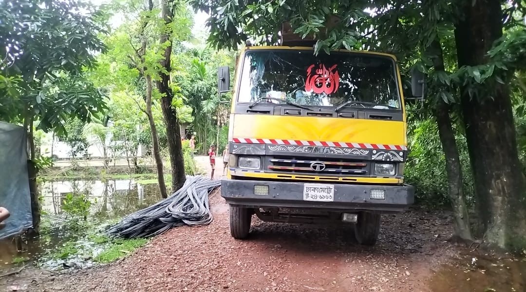 ড্রাইভার-হেলপারকে খালে ফেলে রড় বোঝাই ট্রাক ছিনতাই, আটক ২