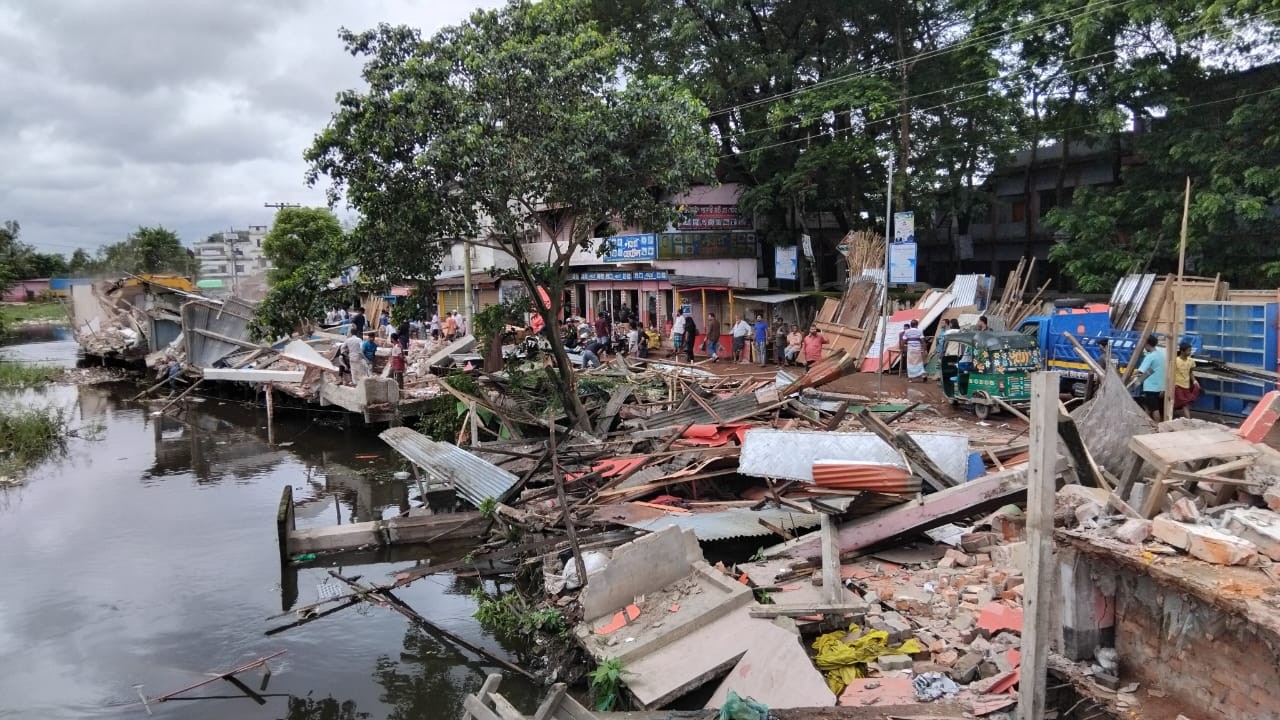 জলাবদ্ধতা নিরসনে নোয়াখালীতে শতাধিক অবৈধ স্থাপনা উচ্ছেদ
