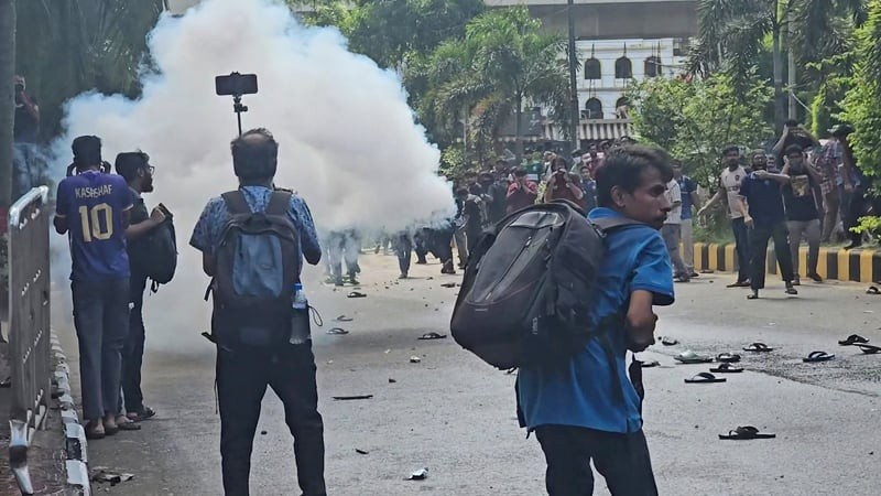 প্রকৌশল শিক্ষার্থীদের সঙ্গে পুলিশের সংঘর্ষ, সাউন্ড গ্রেনেড-টিয়ার গ্যাস নিক্ষেপ