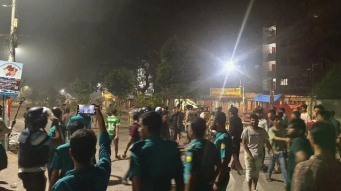 মধ্যরাতে ঢাবি ও ঢাকা কলেজের শিক্ষার্থীদের সংঘর্ষ
