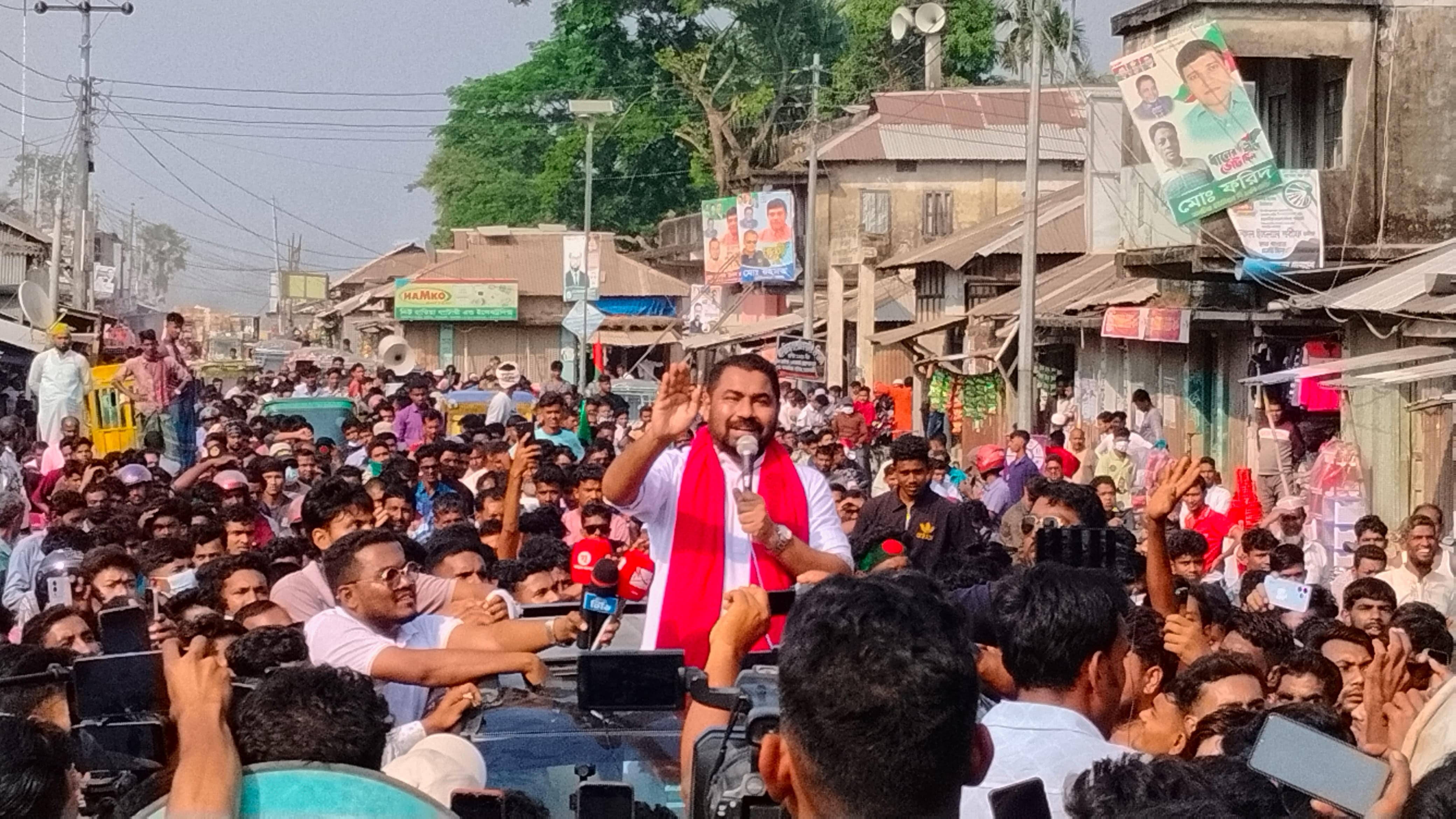নোয়াখালীর হাতিয়ায় ধানের শীষের প্রার্থী পরিবর্তনের দাবিতে বিএনপি নেতাকর্মীদের পথসভা