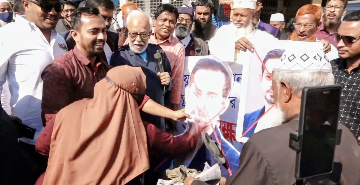 মুক্তিযুদ্ধ ও বিজয় দিবস নিয়ে কুরুচিপূর্ণ মন্তব্য, ইলিয়াছের কুশপুত্তলিকায় জুতা পেটা