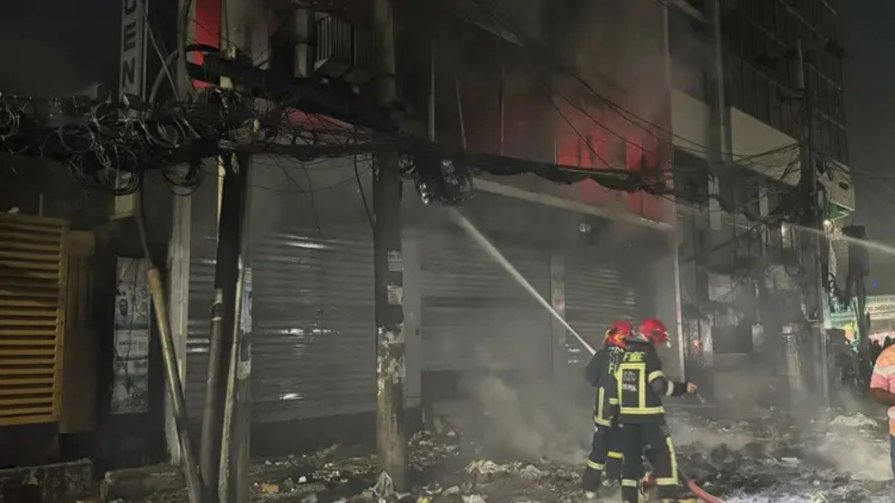 আবারও উত্তাল বাংলাদেশ, ভাঙচুরের পর সংবাদপত্রের অফিসে অগ্নিসংযোগ