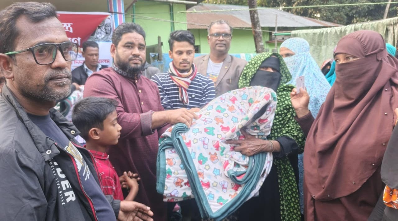 নোয়াখালীতে শীতার্তদের মাঝে শীতবস্ত্র বিতরণ