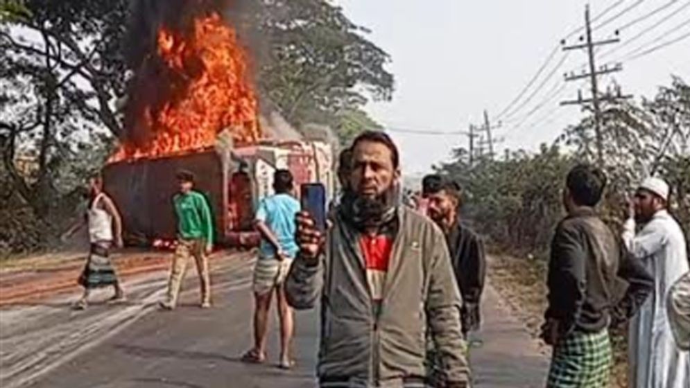 কুমিল্লায় বাস-অটোরিকশা-মোটরসাইকেলের সংঘর্ষ, দগ্ধ হয়ে নিহত ৪