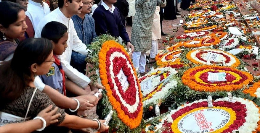 অমর একুশে: ফুলে ফুলে ভরে গেছে শহিদ মিনার