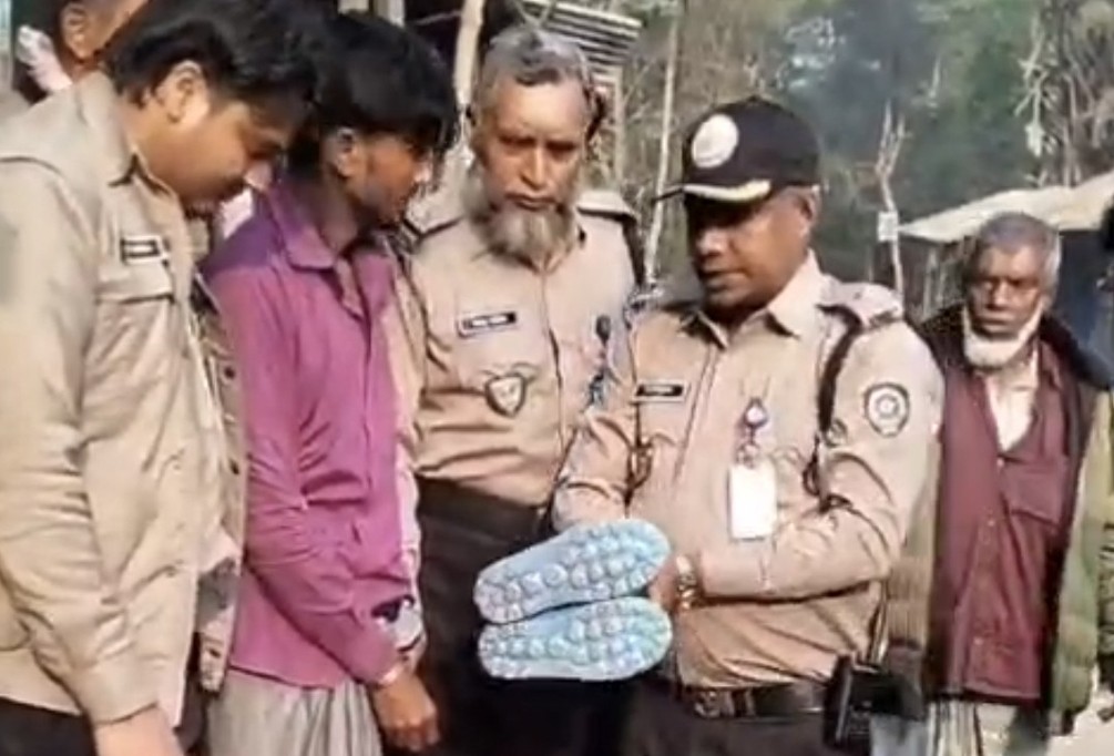 নোয়াখালীতে জুতার ভেতরে ইয়াবা পাচার, ২৯৭০ পিসসহ কারবারি গ্রেপ্তার