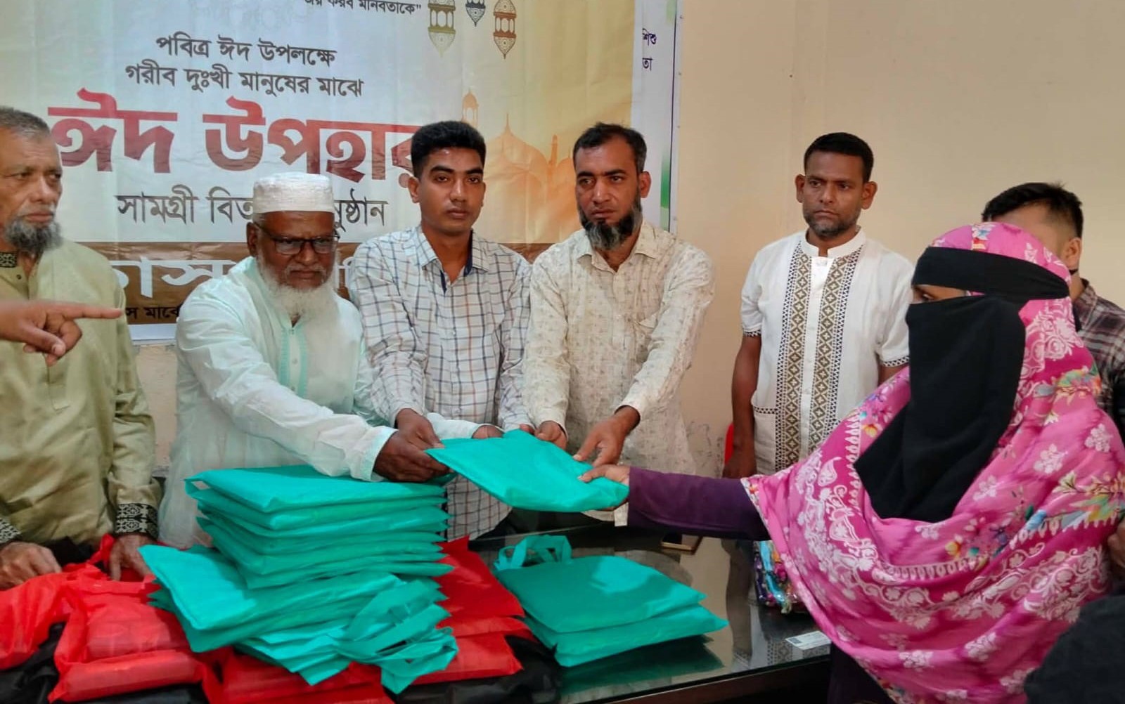 নোয়াখালীতে শতাধিক অসহায় পরিবারের মাঝে উতাস'র ঈদ উপহার বিতরণ