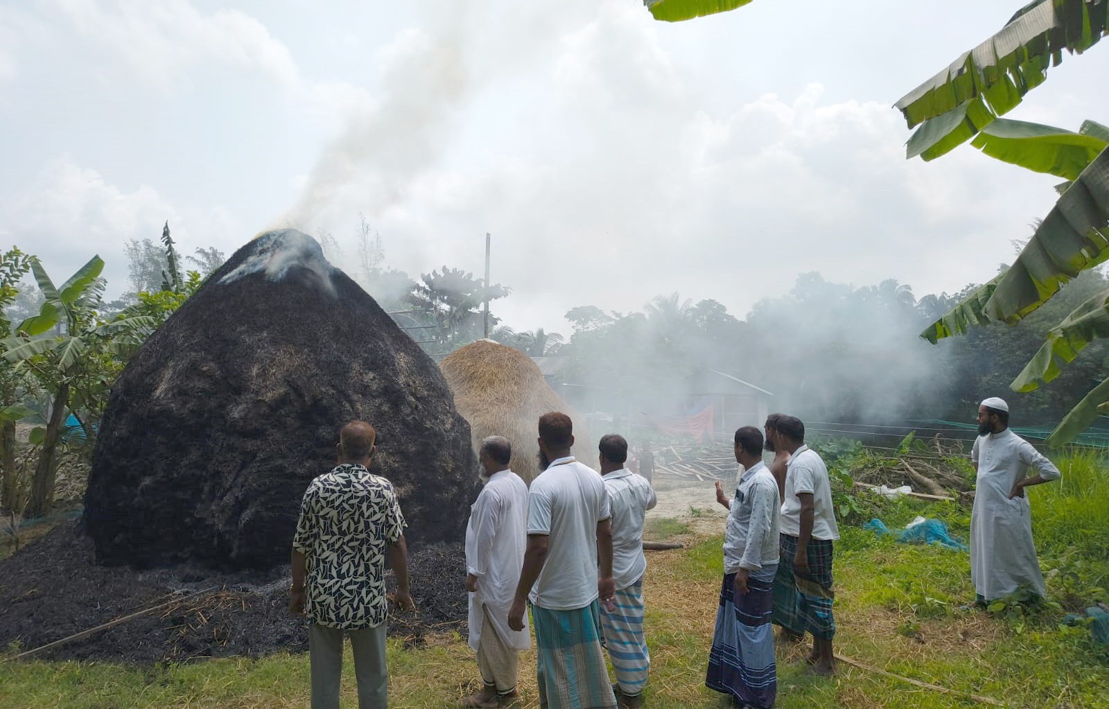 নোয়াখালীতে শত্রুতার জেরে ‘বসতঘর ও খড়ের গাদায়’ অগ্নিসংযোগের অভিযোগ