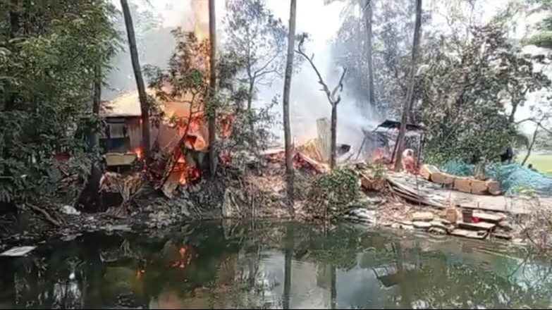 তরুণকে পিটিয়ে হত্যা: সন্দেহভাজনদের বাড়িতে হামলা ও অগ্নিসংযোগ