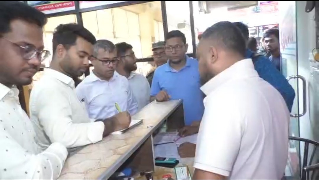 অতিরিক্ত ভাড়া আদায়: সারা এক্সপ্রেস, ইকোনা, লাল সবুজ ও একুশে পরিবহনকে জরিমানা