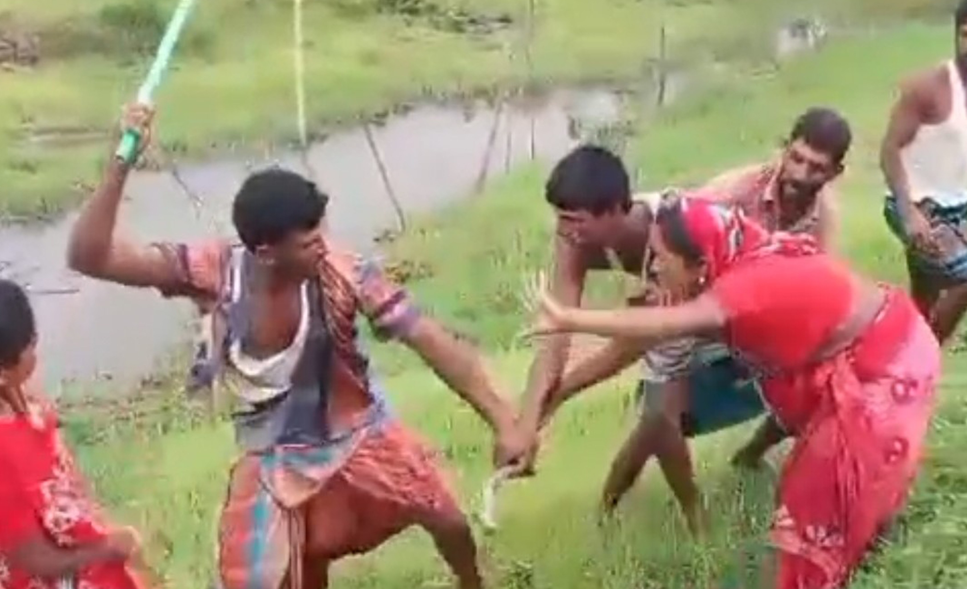 সুবর্ণচরে প্রকাশ্যে দম্পতিকে পেটালেন যুবদল নেতা, ভিডিও ভাইরাল