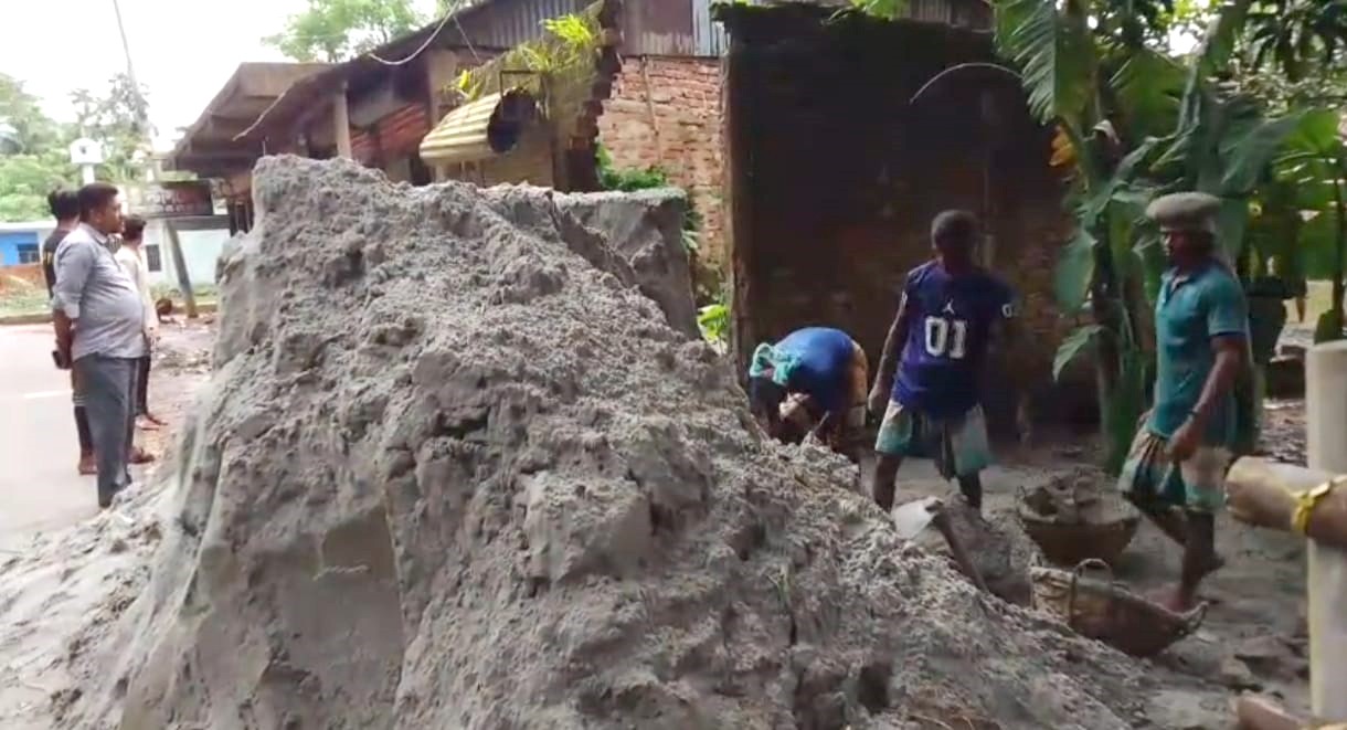 সেনবাগে প্রবাসীর দোকানঘর ভাঙচুর ও জমি দখল চেষ্টার অভিযোগ