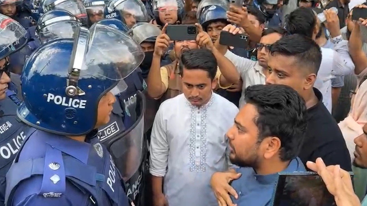 এনসিপির গাড়িবহরে বাধা, পুলিশের সঙ্গে ধাক্কাধাক্কি