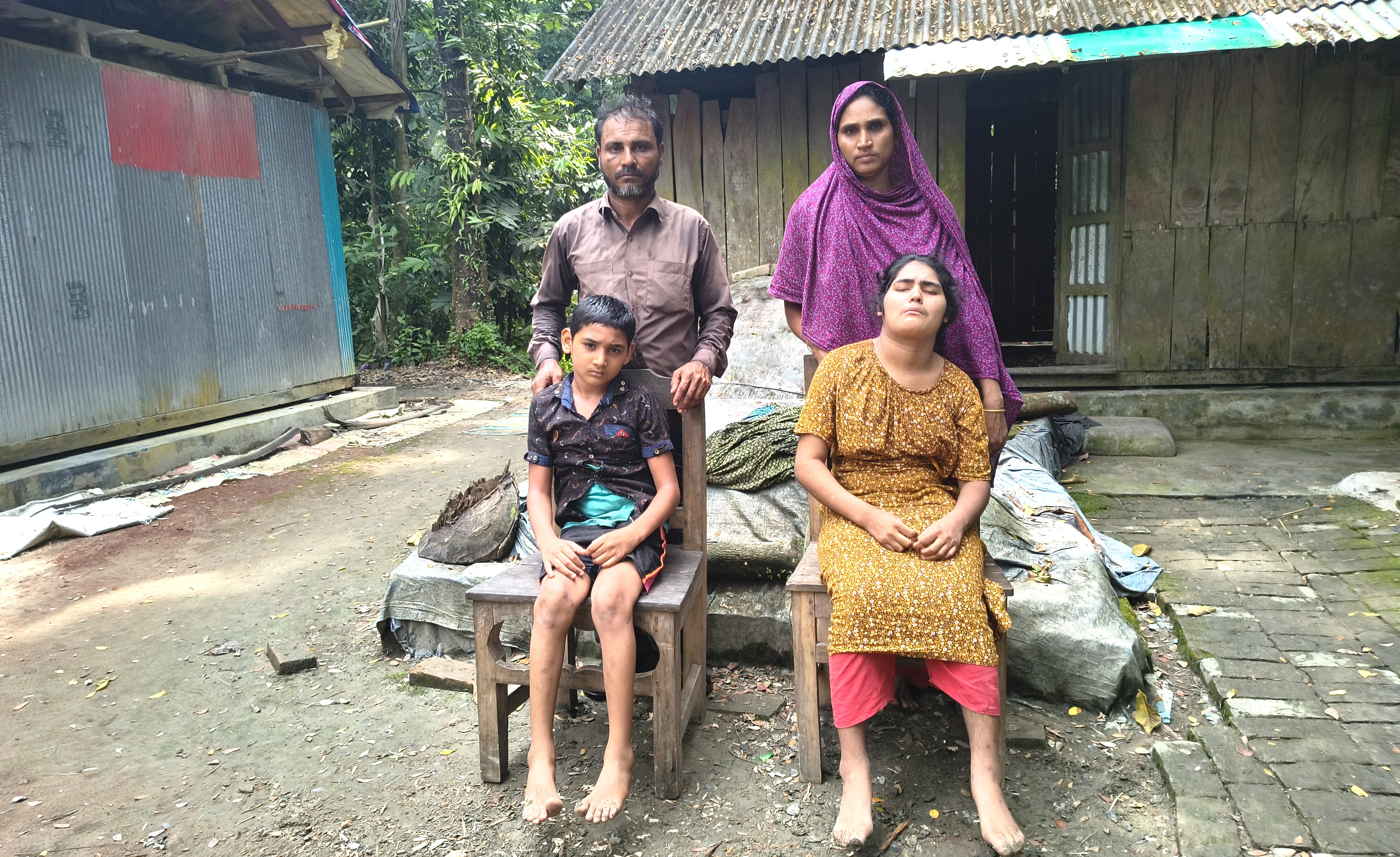 চিকিৎসার অভাবে এক সন্তানের মৃত্যু, দু’জনকে বাঁচাতে  বাবা-মায়ের আকুতি