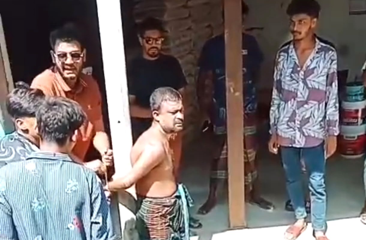 চোর আখ্যা দিয়ে প্রতিবন্ধী যুবককে প্রকাশ্যে পিটিয়ে হত্যা, আটক ৪